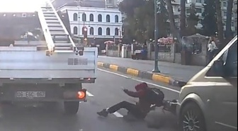 Trabzon Araklı'da minibüs 2 öğrenciye çarptı; kaza anı kameraya yansıdı