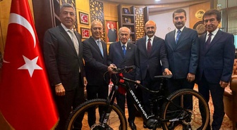 Türkiye Bisiklet Federasyonu heyeti, MHP lideri Bahçeli'ye nezaket ziyareti yaptı
