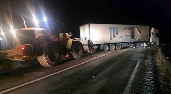 Van-Hakkari yolunda bariyerlere çarpan tır kaldırıldı, trafik yeniden açıldı