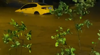 Yalova Armutlu'da sağanakta dere taştı, araçlar sürüklendi, vatandaşlar mahsur kaldı