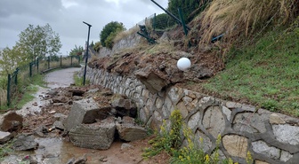Yalova Çınarcık'ta sağanakta mahsur kalan bekçi kepçeyle kurtarıldı