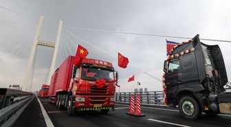 Yalu Nehri'ndeki yeni köprü Dandong ile Sinuiju arasında resmen trafiğe açıldı