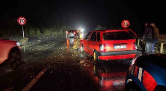 Zonguldak Alaplı'da yağış sonrası kaya iki otomobile hasar verdi
