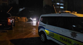 Zonguldak'ta istinat duvarı çöktü! Park halindeki 2 araç toprak altında kaldı, apartman tahliye edildi