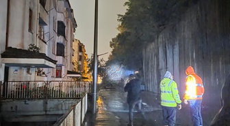 Zonguldak Kilimli'de ÇATES lojmanlarında istinat duvarı çöktü, 3 araç hasar gördü