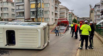Afyonkarahisar'da öğrenci servisi ile yolcu minibüsü çarpıştı, 16 kişi yaralandı