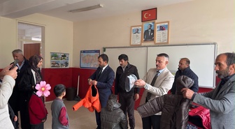 Ağrı Patnos'ta Şoförler ve Otomobilciler Odası öğrencilere mont ve bot dağıttı
