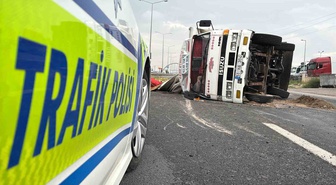 Aksaray'da motoru alev alan kavun yüklü kamyonet devrildi, sürücü yara almadı