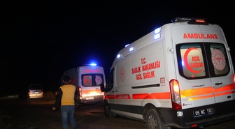 Amasya Taşova'da kontrolden çıkan otomobil şarampole devrildi, 2 kişi yaralandı.