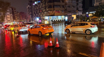 Ankara'da akşam etkili sağanak ulaşımda aksamalara yol açtı, su birikintileri oluştu