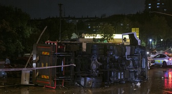 Ankara Yenimahalle'de oksijen tüpü yüklü kamyonla otomobil çarpıştı, 3 kişi yaralandı