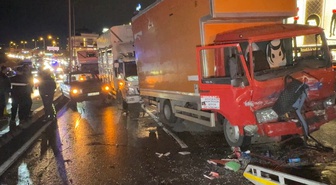 Avcılar D-100'de 4 aracın karıştığı zincirleme kazada 4 kişi yaralandı
