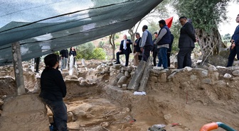 Aydın Valisi Varol, Nazilli'deki Bozyurt Horasan Mezarlığı kazısında inceleme yaptı