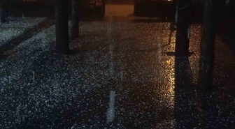 Bingöl'de Meteoroloji uyarısı sonrası dolu yağdı, şimşekler geceyi aydınlattı