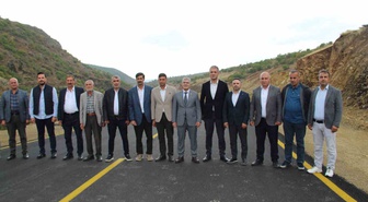 Bingöl'de Yukarı Çavuşlar köyünün 7,5 kilometrelik yolu sıcak asfaltla yenilendi