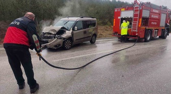Bolu'nun Mudurnu ilçesinde hafif ticari araç ile tır çarpıştı, 1 kişi yaralandı.