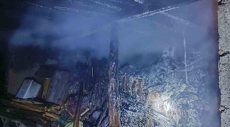 Burdur Yeşilova Alanköy'de ahır yangını itfaiye ekiplerince söndürüldü