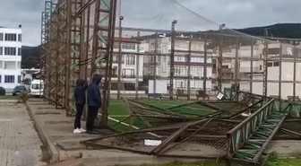 Bursa Karacabey'de şiddetli fırtına halı sahanın direklerini parçaladı