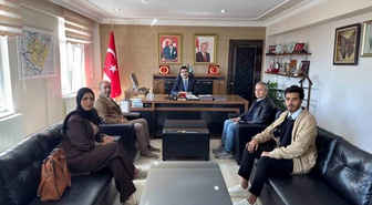 Cezayir'den gelen uluslararası öğrenciler Tomarza Kaymakamı Eser'i ziyaret etti