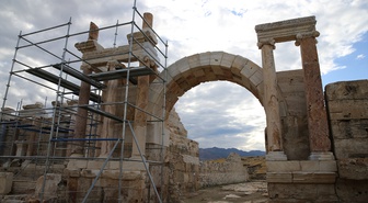 Denizli'de Tripolis antik kentindeki anıtsal çeşme 400 taş blokla restore ediliyor