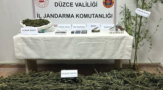 Düzce Gümüşova'da 7 kilo 100 gram kubar esrar ele geçirildi, 2 zanlı gözaltına alındı