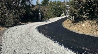 Düzce İl Özel İdaresi, Akçakoca Göktepe Köyü'nde sathi kaplama çalışmasını sürdürüyor