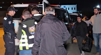 Edirne'de çalıntı ihbarlı araçta 7 kaçak göçmen yakalandı, sürücü gözaltına alındı