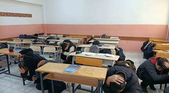 Elazığ AFAD, öğretmen ve öğrencilere deprem tatbikatıyla afet eğitimi verdi