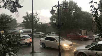Erzincan'da fındık büyüklüğündeki dolu kent merkezinde zor anlar yaşattı