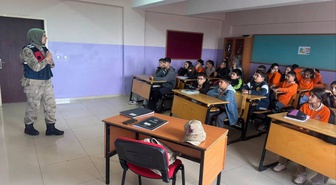 Erzincan'da jandarma 65 okul ve çevresinde 2 bin 540 kişiyi sorguladı