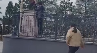 Eskişehir'de 11 yaşındaki Alperen, Atatürk büstü ıslanmasın diye şemsiye tuttu! O anlar sosyal medyada ilgi gördü