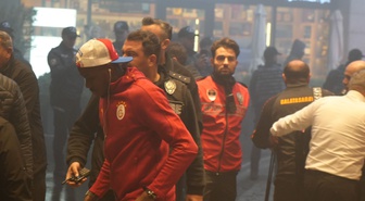 Galatasaray, Gençlerbirliği maçı için Ankara'ya gelip taraftarlarla buluştu