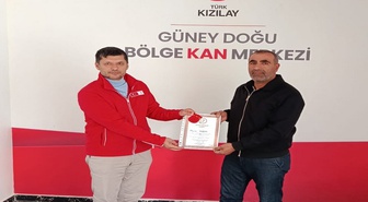 Hakkari'de 11 kez kan bağışlayan Murat İrdem, Kızılay'dan bronz madalya beratı aldı