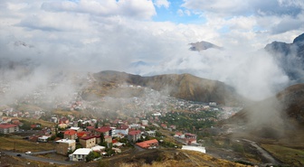 Hakkari'de sağanak sonrası sis bulutları dağlarda ve kentte güzel görüntü oluşturdu