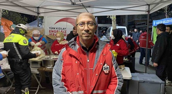 İstanbul Sarıyer'de afetzedelere Türk Kızılay'ın yemek dağıtımı sürüyor