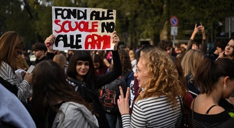 İtalya'da öğrenciler eğitim politikalarını protesto etti, Roma ve Torino'da olay çıktı