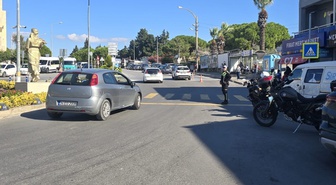 İzmir Çeşme'de yaya geçidinde yol vermeyen sürücülere para cezası kesildi