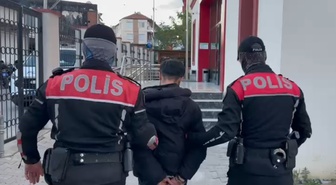 İzmir'de 4 firari, kesinleşmiş hapis cezalarıyla yakalanıp adliyeye sevk edildi
