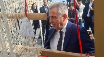 İzmir'de Türk bayrağı dokuma etkinliği başladı, ilk ilmeği İzmir Valisi Elban attı