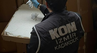 İzmir Gaziemir'de minibüsteki 2 milyon 160 bin dolu makaron ele geçirildi