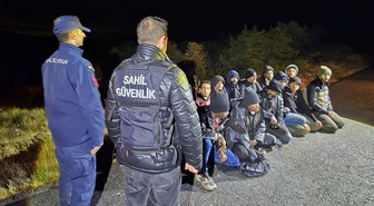 İzmir Urla'da Sahil Güvenlik, kara üzerinde 50 düzensiz göçmeni yakaladı