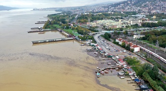 İzmit Körfezi ile Zonguldak limanında deniz, sağanak sonrası kahverengiye büründü