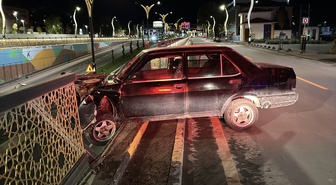 Karabük'te korkuluklara çarpan otomobilin sürücüsü yaralanarak hastaneye kaldırıldı