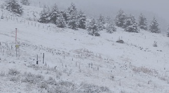 Kartalkaya'da gece yağmur kara döndü, pistlerde kar yaklaşık 3 santime ulaştı