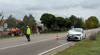Kastamonu Taşköprü'de otomobil traktöre arkadan çarptı, sürücü yaralandı