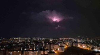 Meteorolojinin sağanak uyarısı verdiği Elazığ'da bulutların içinde şimşekler çaktı