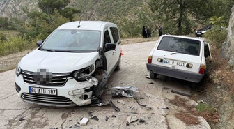 Osmaniye Bahçe'de otomobil ile hafif ticari araç çarpıştı, 3 kişi yaralandı