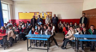Patnos’ta 100 öğrenciye mont ve bot desteği Yukarıgöçmez’de dağıtıldı