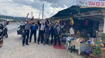 Polonyalı motosikletli turistler Sarıgöl'de bağdan üzüm kesip satın aldı