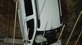Siirt Pervari'de menfez çukuruna düşen otomobilde 2 kişi yaralandı.